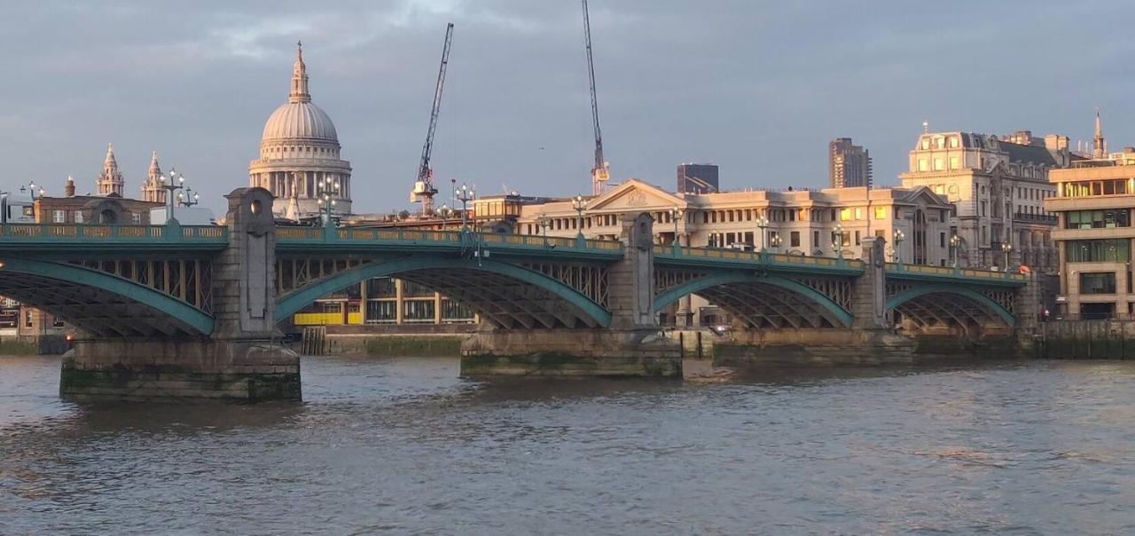 Skycity Modern By Bridge * Londen